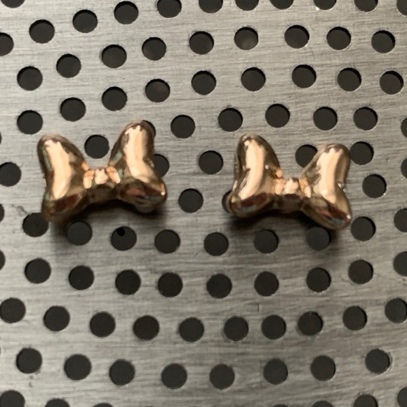 1713 Disney Gold Tone Minnie Mouse Bow Earrings - Picture 1 of 3